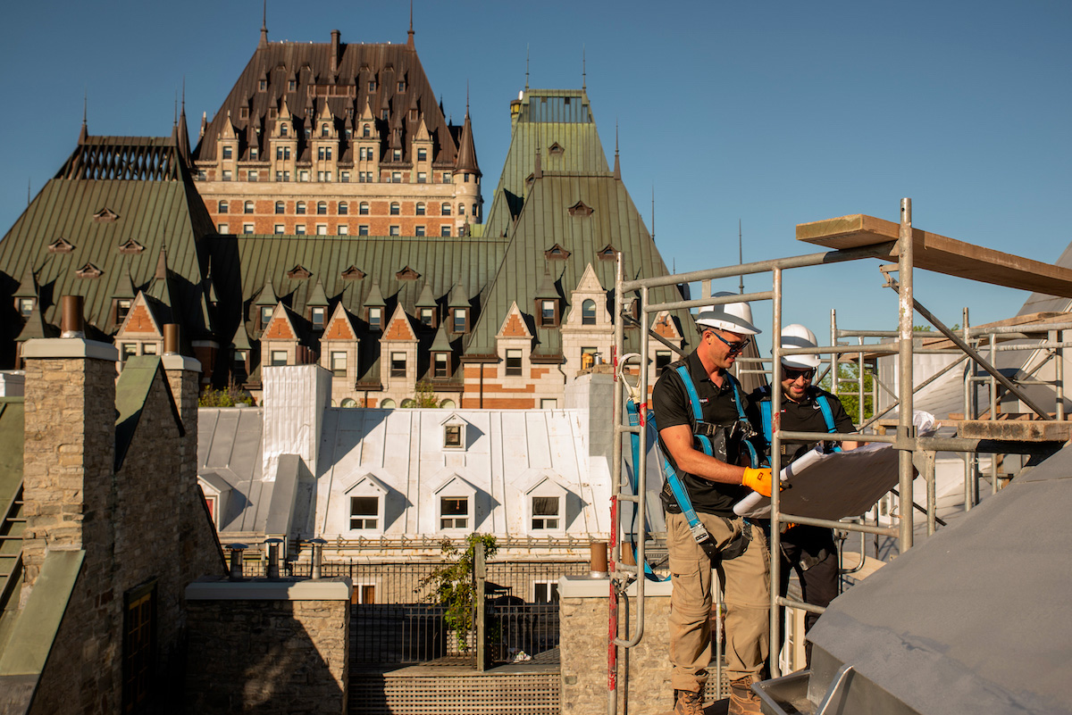 Groupe Fixe au travail devant le Château Frontenac